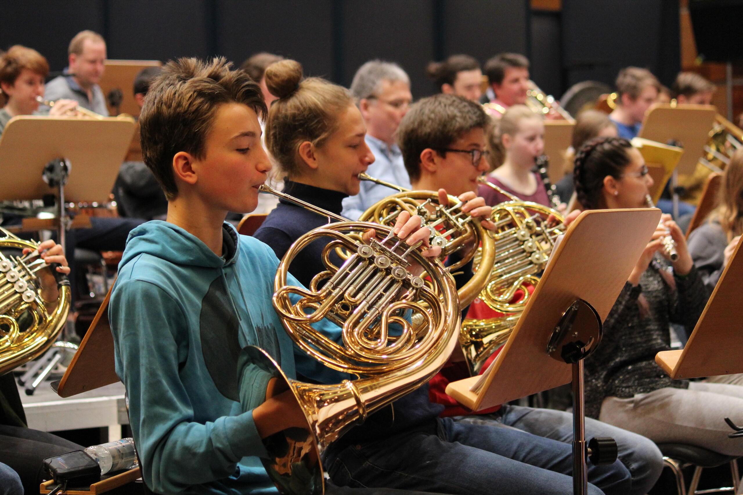 Schüler proben für das Abschlusskonzert von Klasse Klassik, im Vordergrund ein junger Hornist.