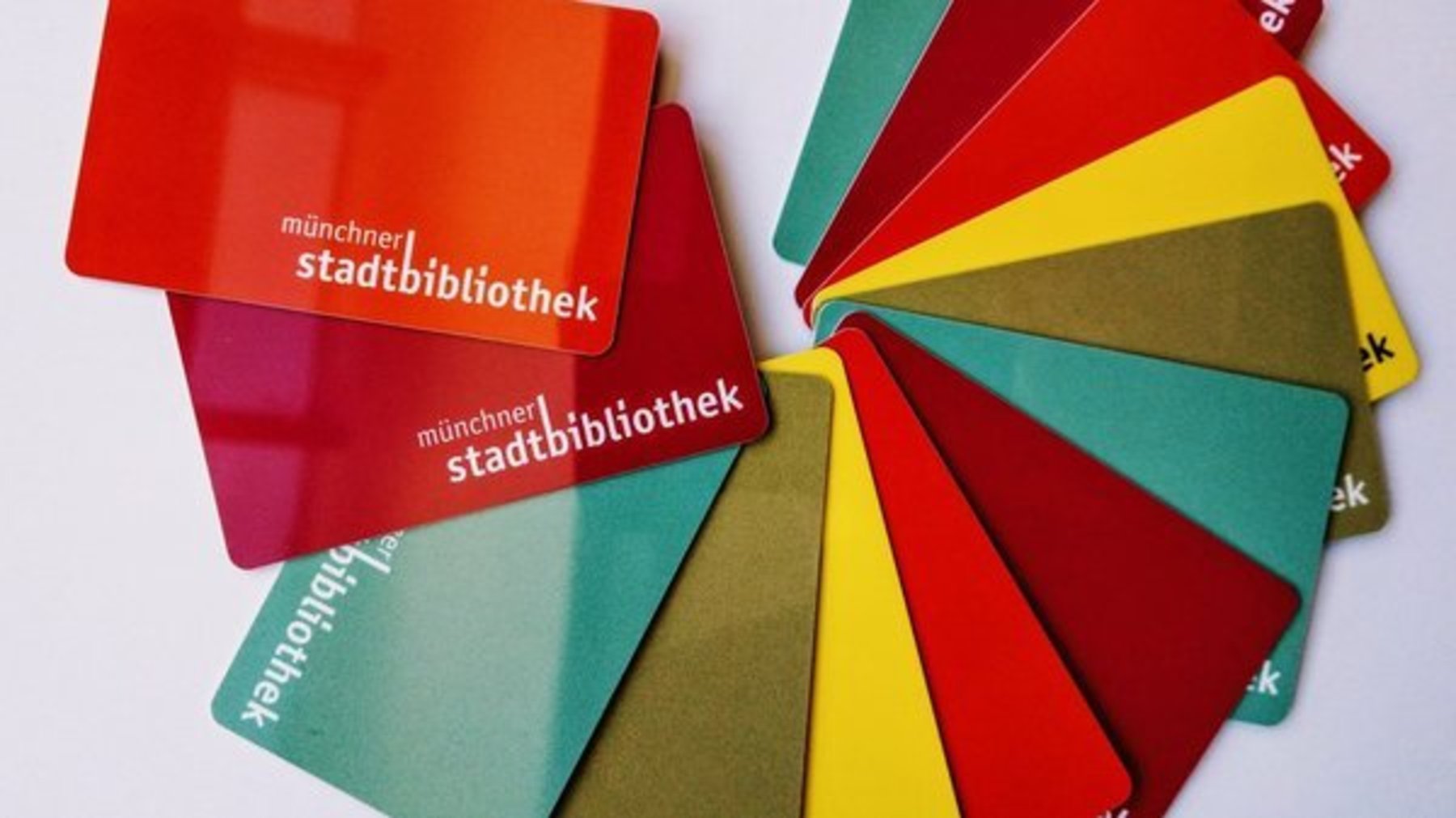 Aufgefächert die bunten Ausweisekarten der Münchner Stadtbibliothek