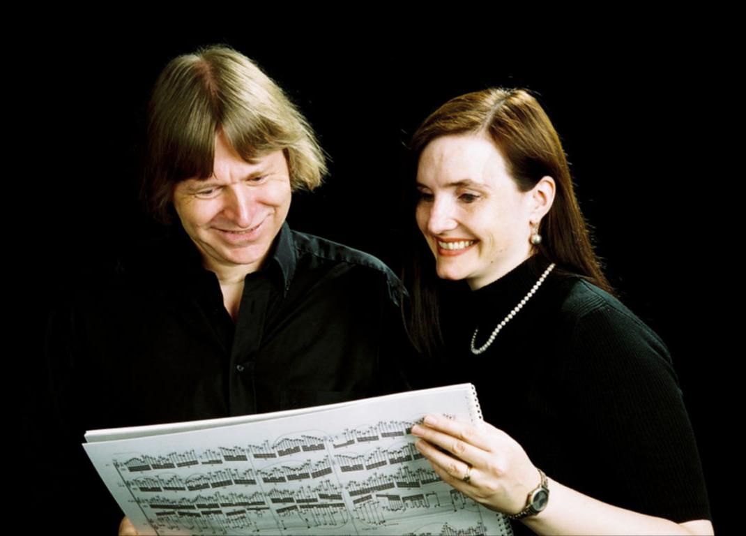 Das Duo Christine Wohlhauser und Rene Wohlhauser schaut gemeinsam in die noten.