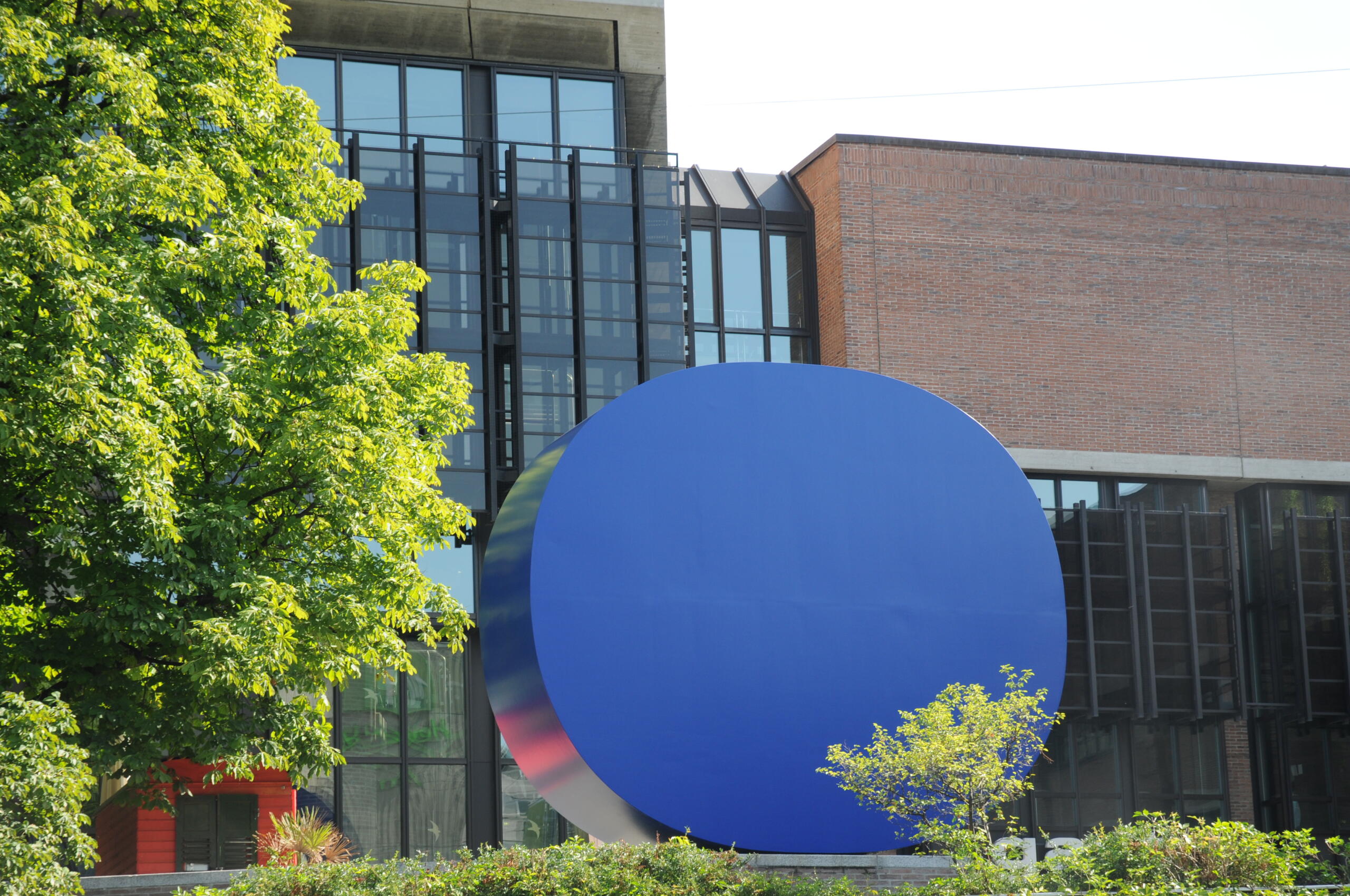 Das Kunstwerk „Das Gerundete Blau“ steht vor dem Gasteig in Haidhausen.