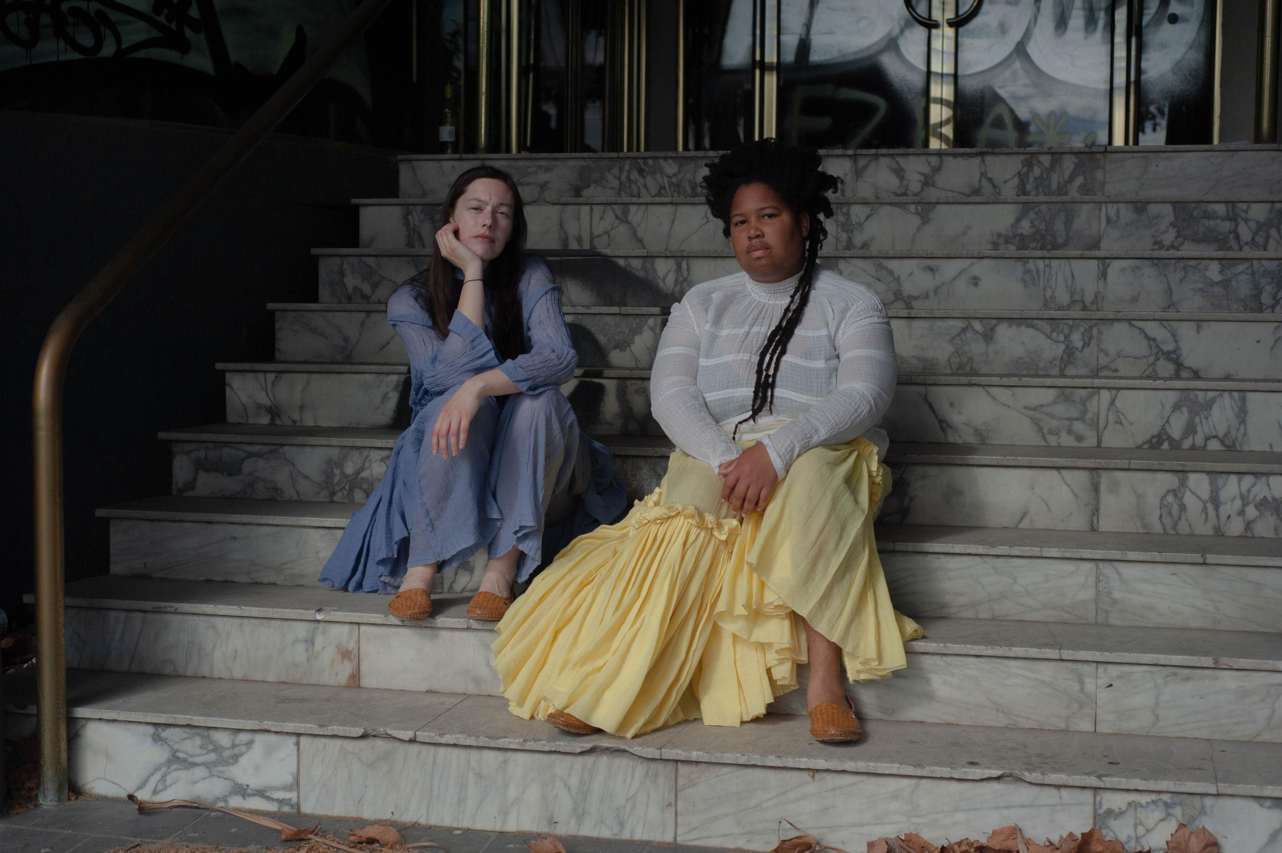 Eine Marmortreppe, auf der zwei Frauen sitzen