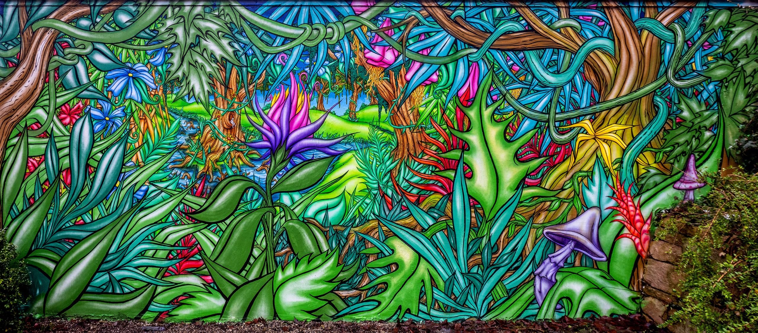 Pflanzen, Blumen und Pilze wachsen wie ein Dschungel auf einem Wandbild ineinander.
