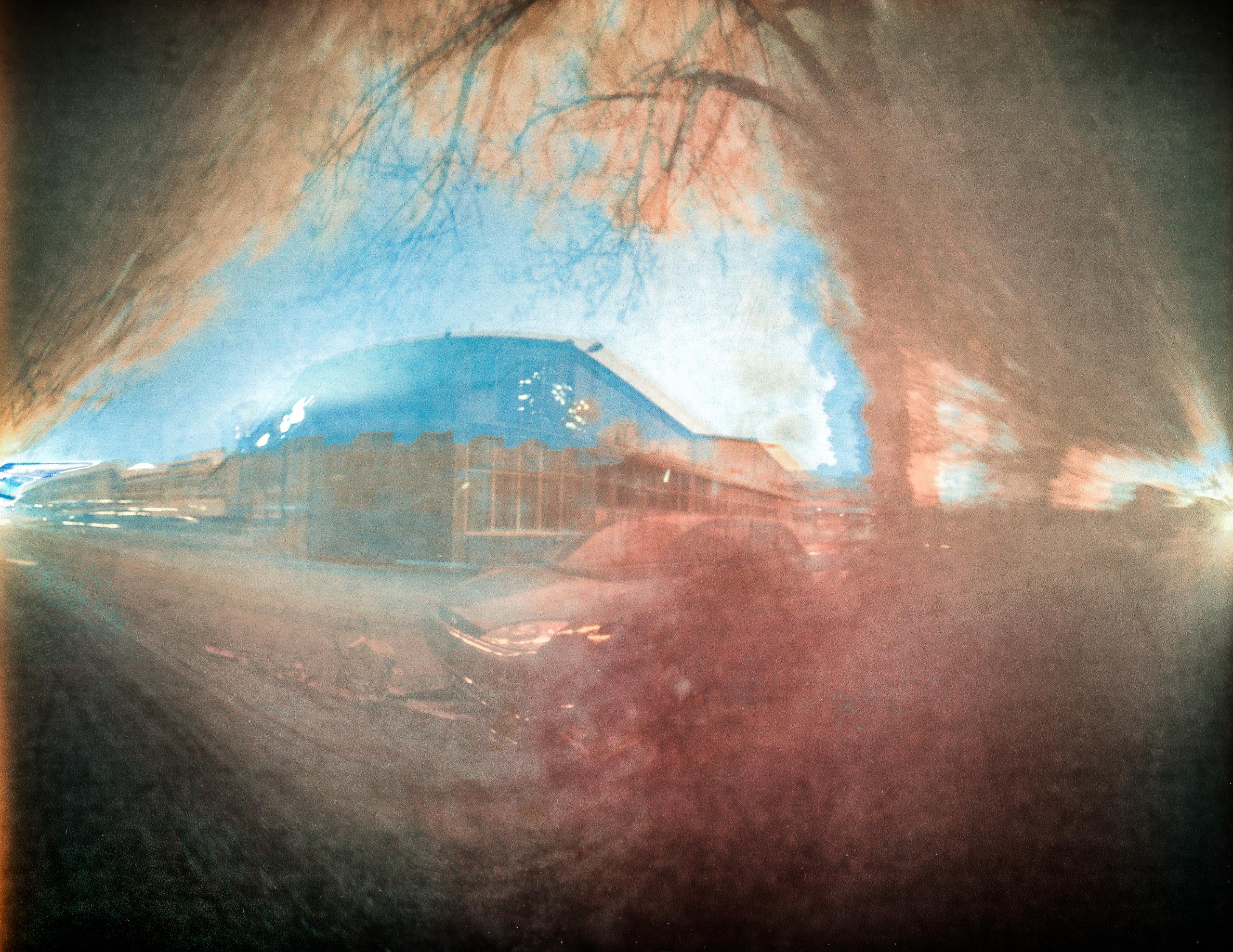 Das Foto zeigt in weichen Farbverläufen die Perspektive einer Bierdosen-Kamera auf einen Ausschnitt des Geländes.
