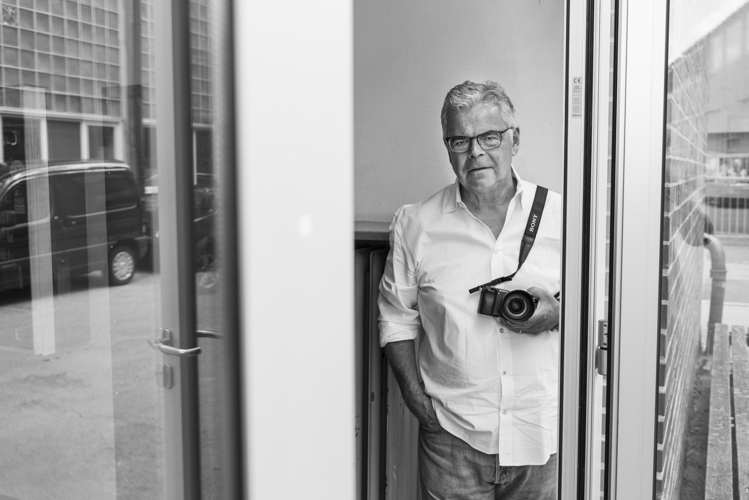 Der Fotograf Thomas Zimmermann in einer geöffneten Tür auf dem Gelände des Gasteig HP8.