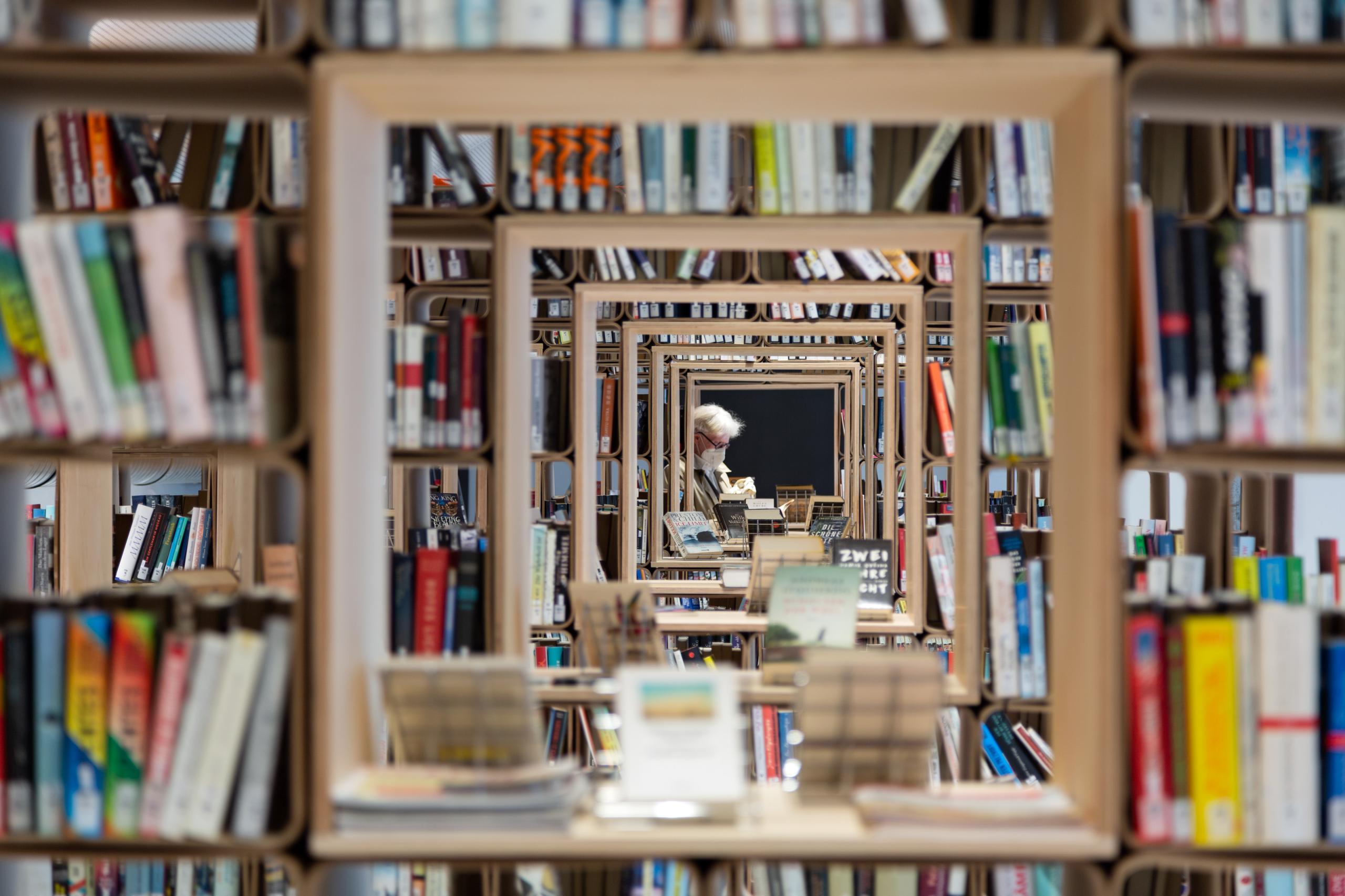 Bücherregale, in der Mitte durchbrochen, so dass man bis ans Ende des Raums durchblicken kann.