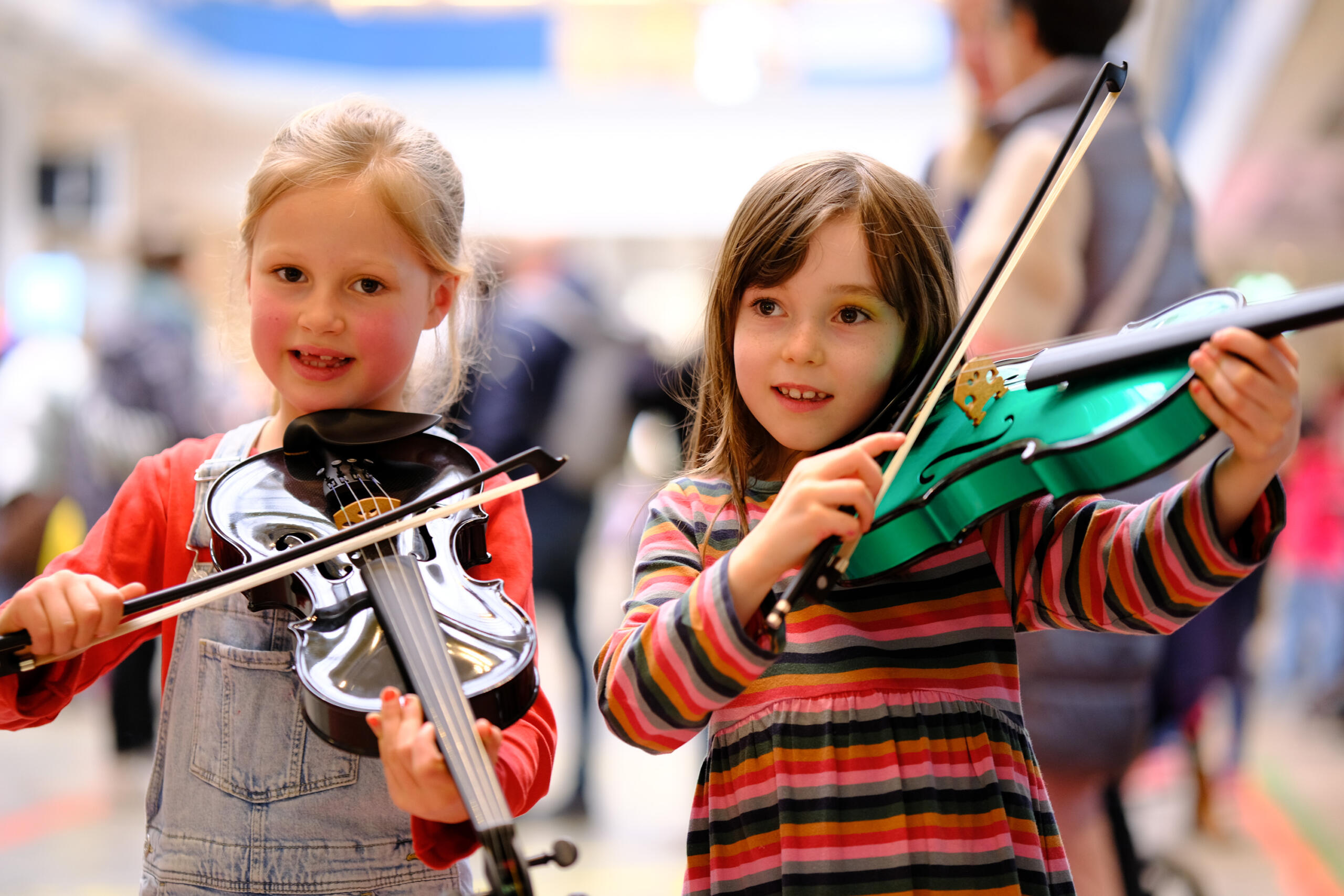 Zwei Mädchen mit Geige