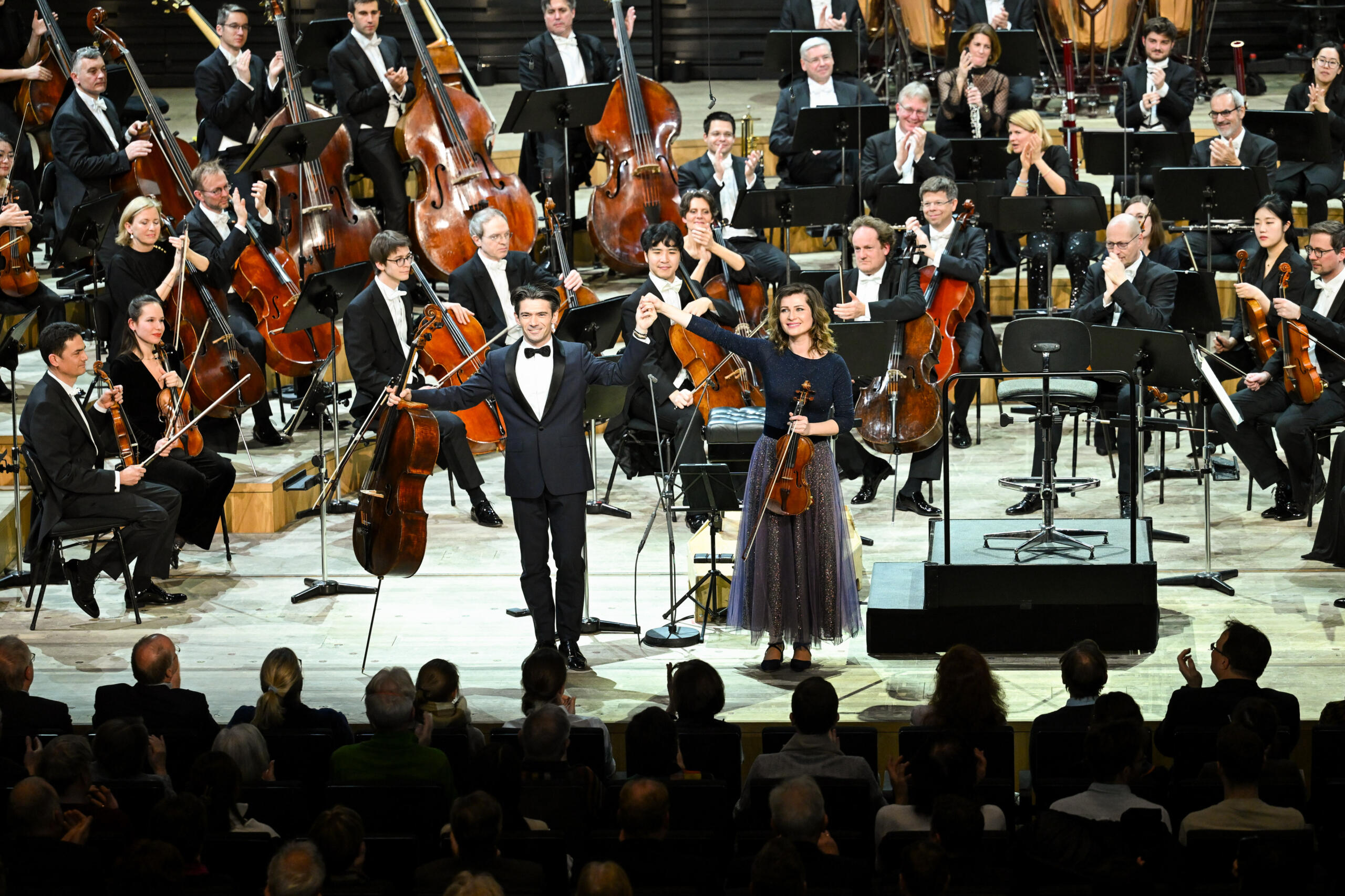 Lisa Batiashvili und Gautier Capuçon nehmen Hand in Hand den Applaus des Isarphilharmonie-Publikums entgegen.