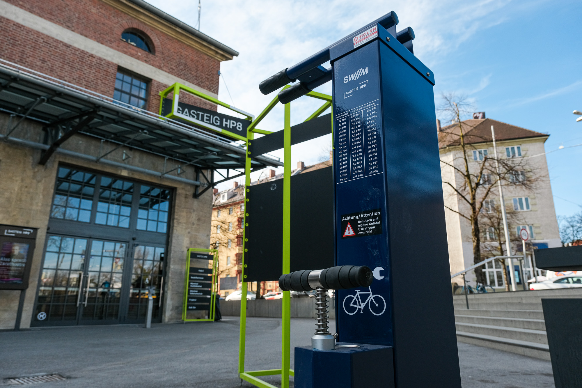 A new bicycle service station is located in front of Hall E of Gasteig HP8. The picture shows the handle of the air pump.