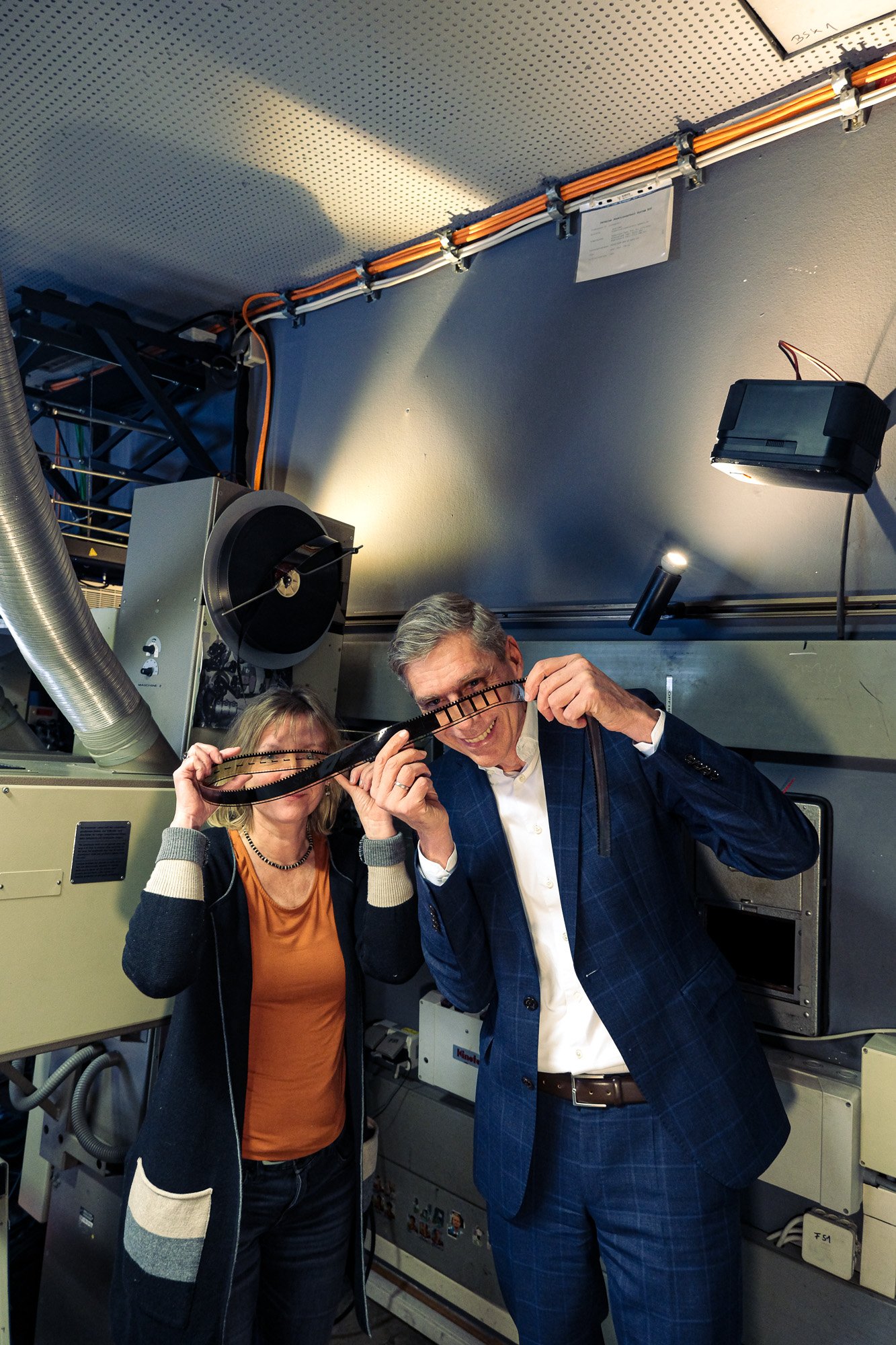 Claudia Engelhardt und Max Wagner mit analogem Filmband in den Händen