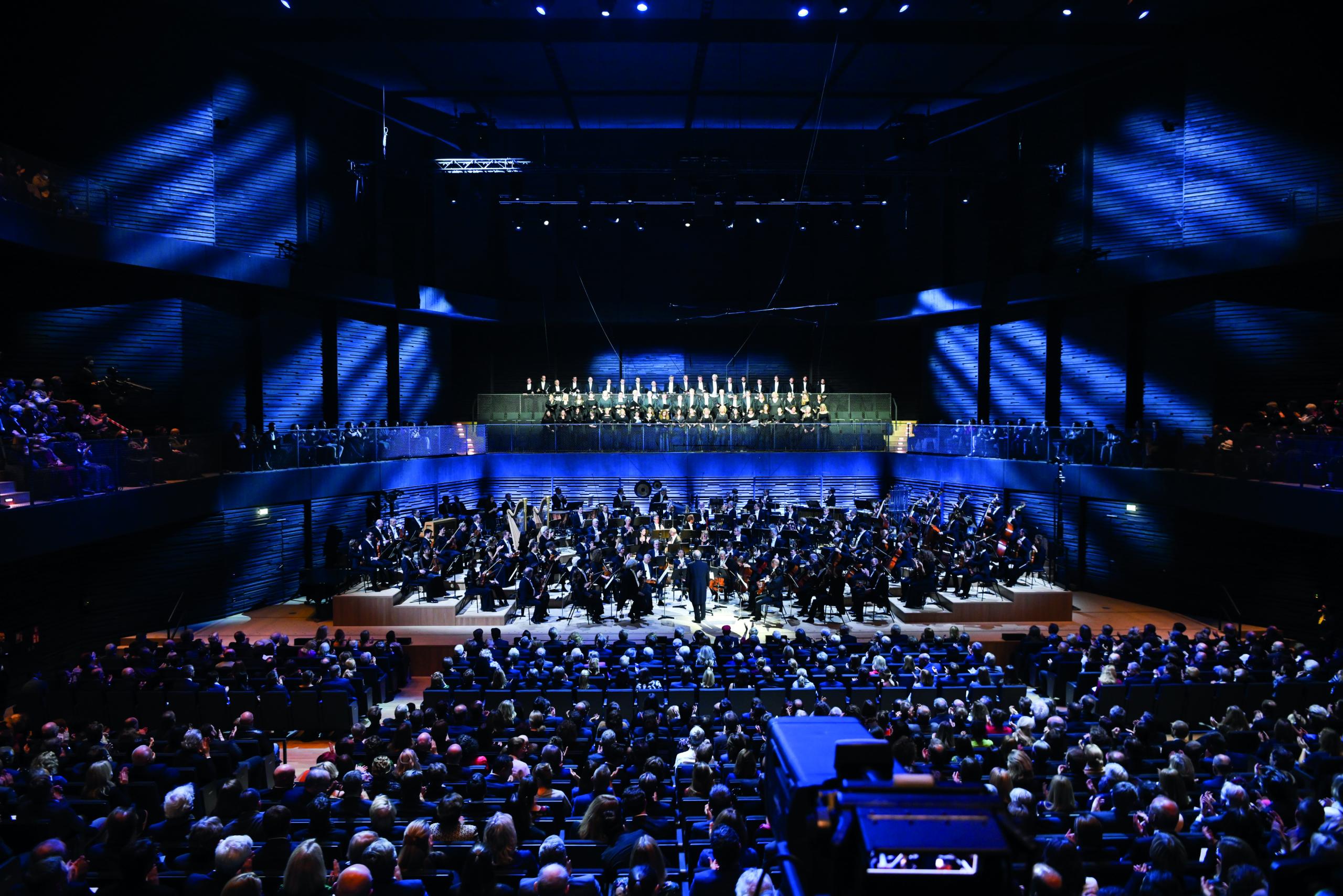 Saal und Bühne der Isarphilharmonie sind voll besetzt