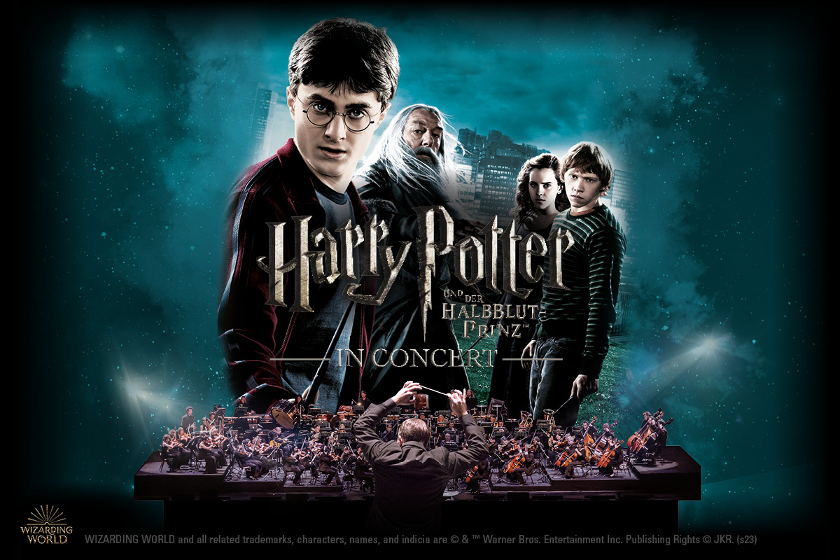Titelbild und und Schriftzug des 6. Films der Harry-Potter-Serie. Vor dem Cover-Bild ist ein Sinfonieorchester zu sehen.