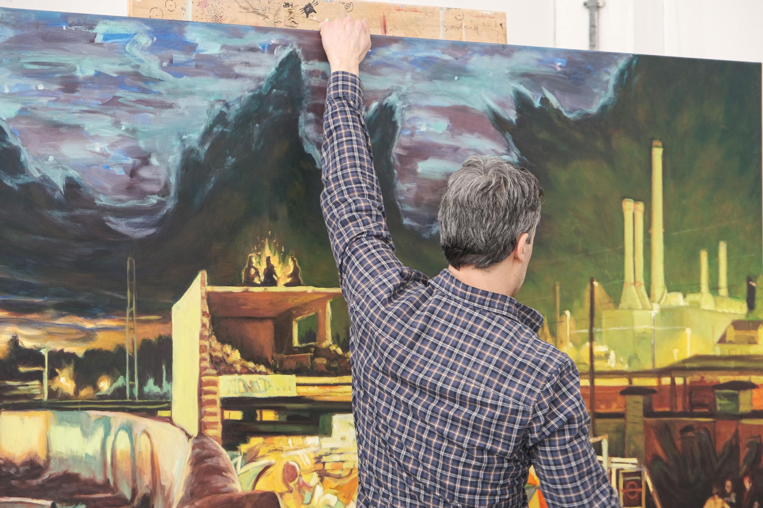 Gasteig HP8-Nachbar und Künstler Benjy Barnhart von hinten vor seinem Gemälde