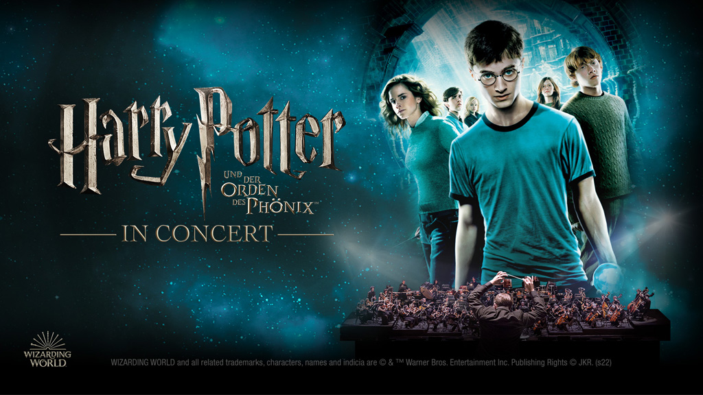 Titelbild und und Schriftzug des 5. Films der Harry-Potter-Serie. Vor dem Cover-Bild ist ein Sinfonieorchester zu sehen.