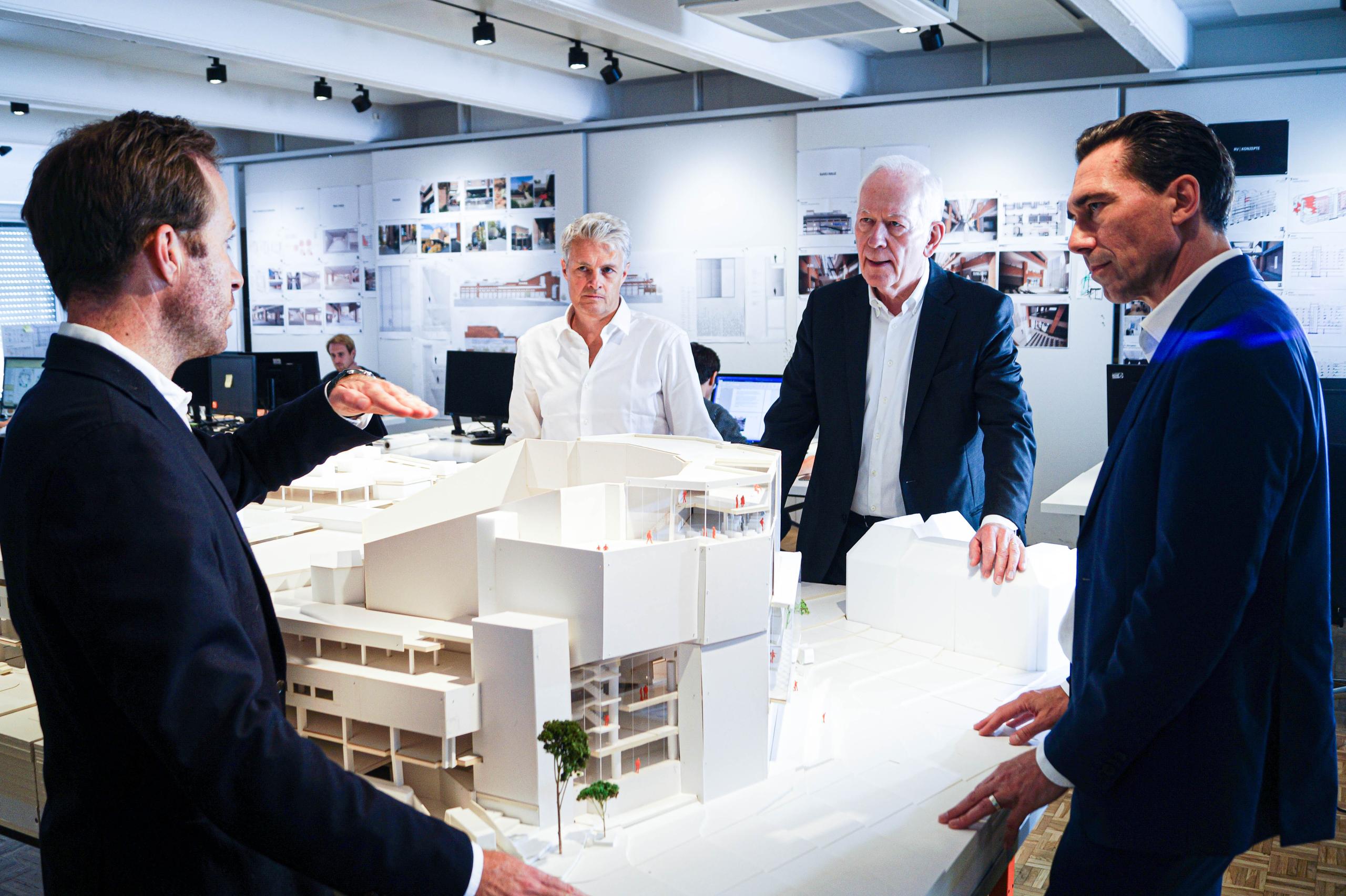 Das Team von Henn Architekten gruppiert um das Modell vom Neuen Gasteig.