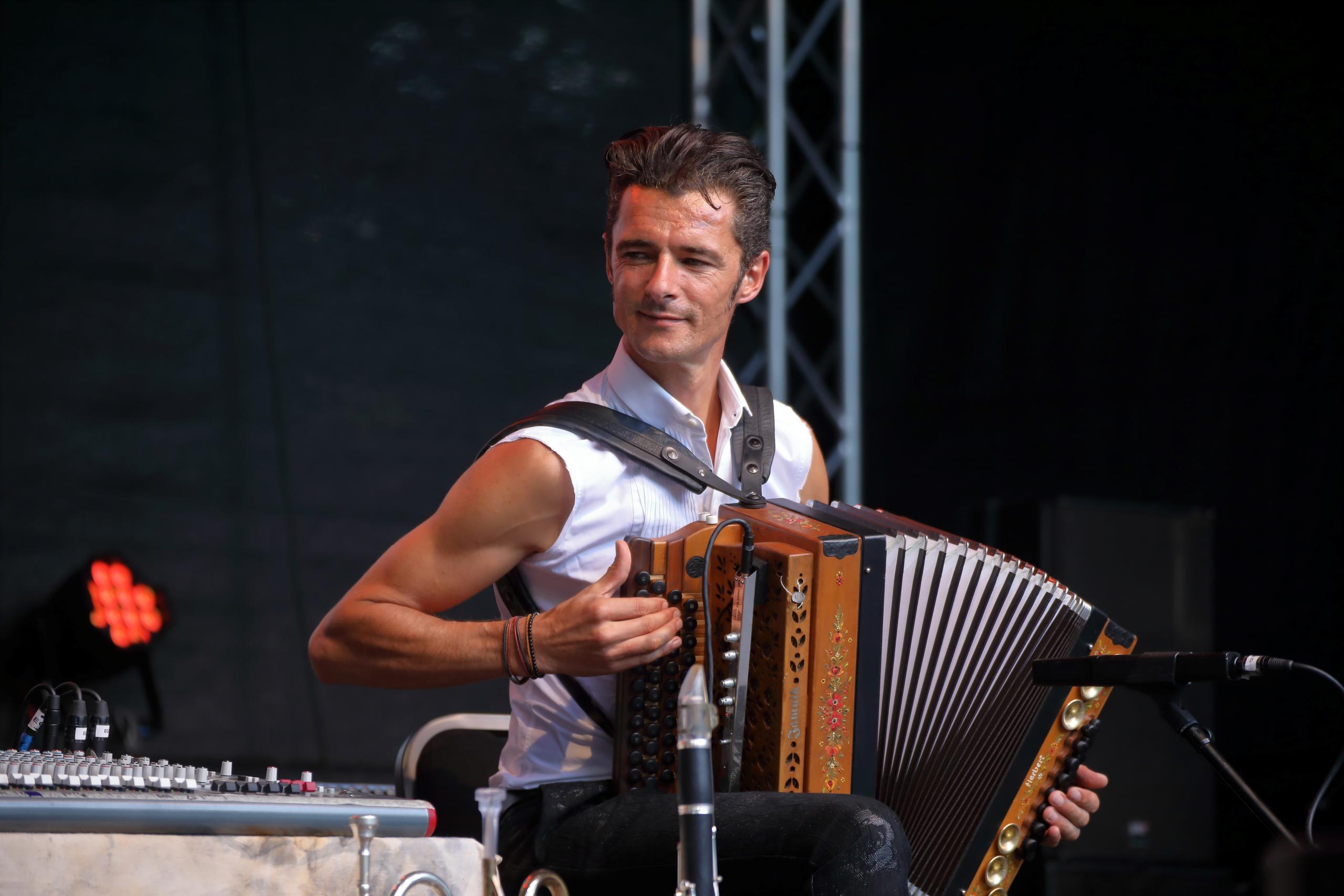 Der Musiker Herbert Pixner mit Akkordeon auf einer Bühne