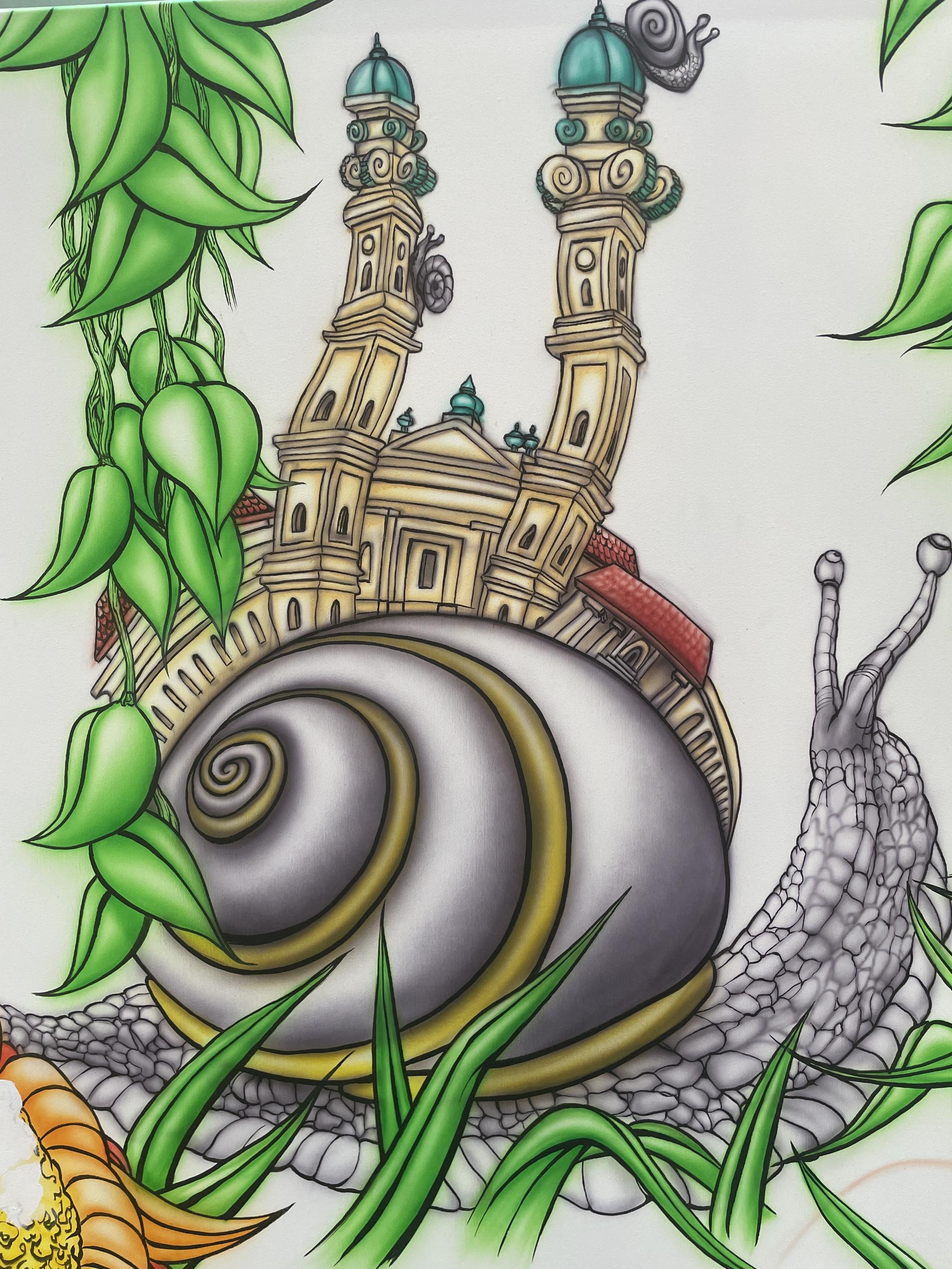 Das gemalte Bild einer Schnecke, umrankt mit grünen Pflanzen. Auf ihrem Schneckenhaus wachsen die Türme der Münchner Theatinerkirche hervor.