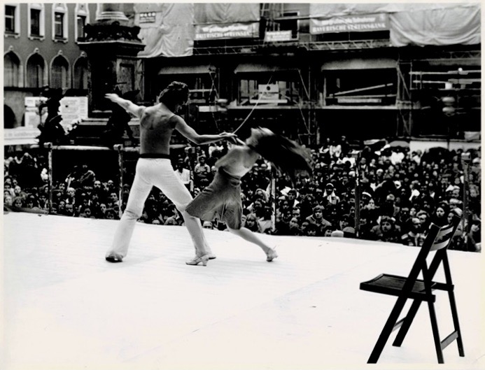 Historische Aufnahme einer Bühne mit einem Tänzerpaar