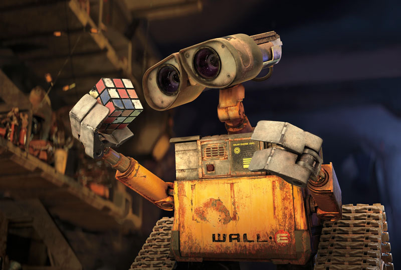 Der Roboter Wall-E betrachtet einen abgenutzten Zauberwürfel