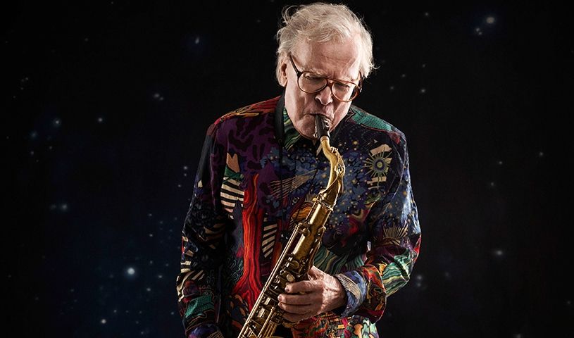 Klaus Doldinger spielt in einem buntbedruckten Hemd Saxophon.