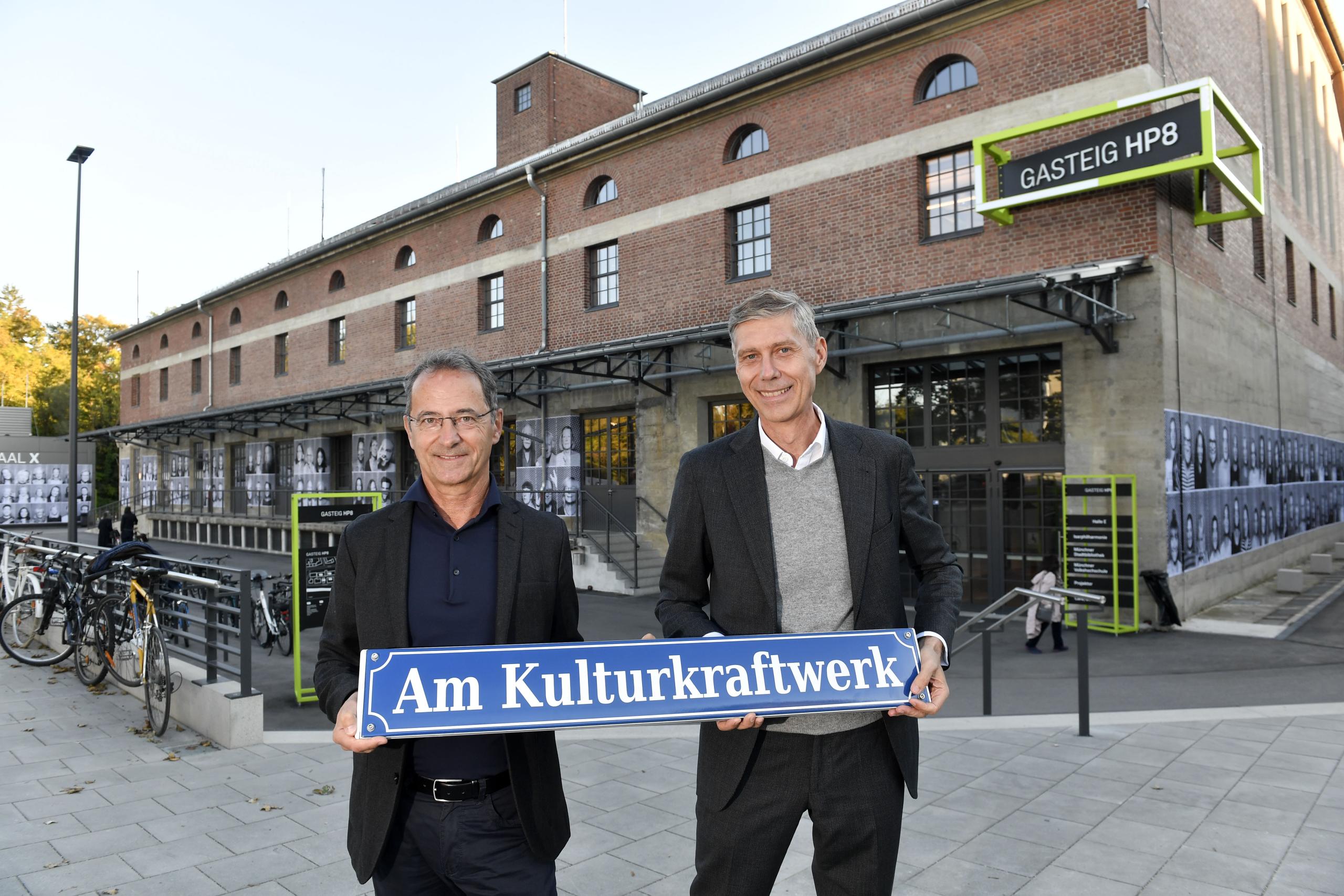 Werner Albrecht und Max Wagner mit dem Schild "Am Kulturkraftwerk"