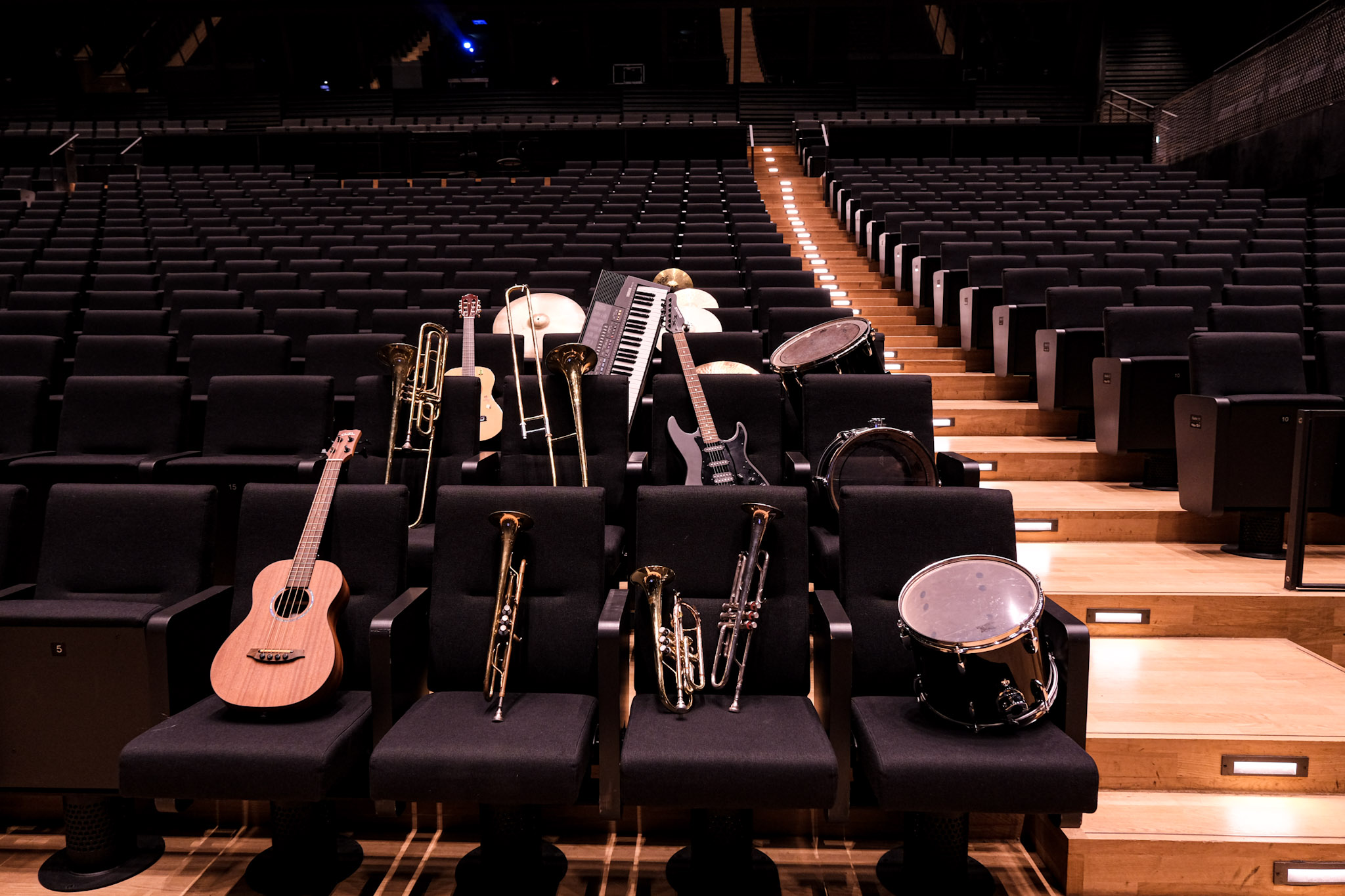 Instrumente auf den Sitzen der Isarphilharmonie