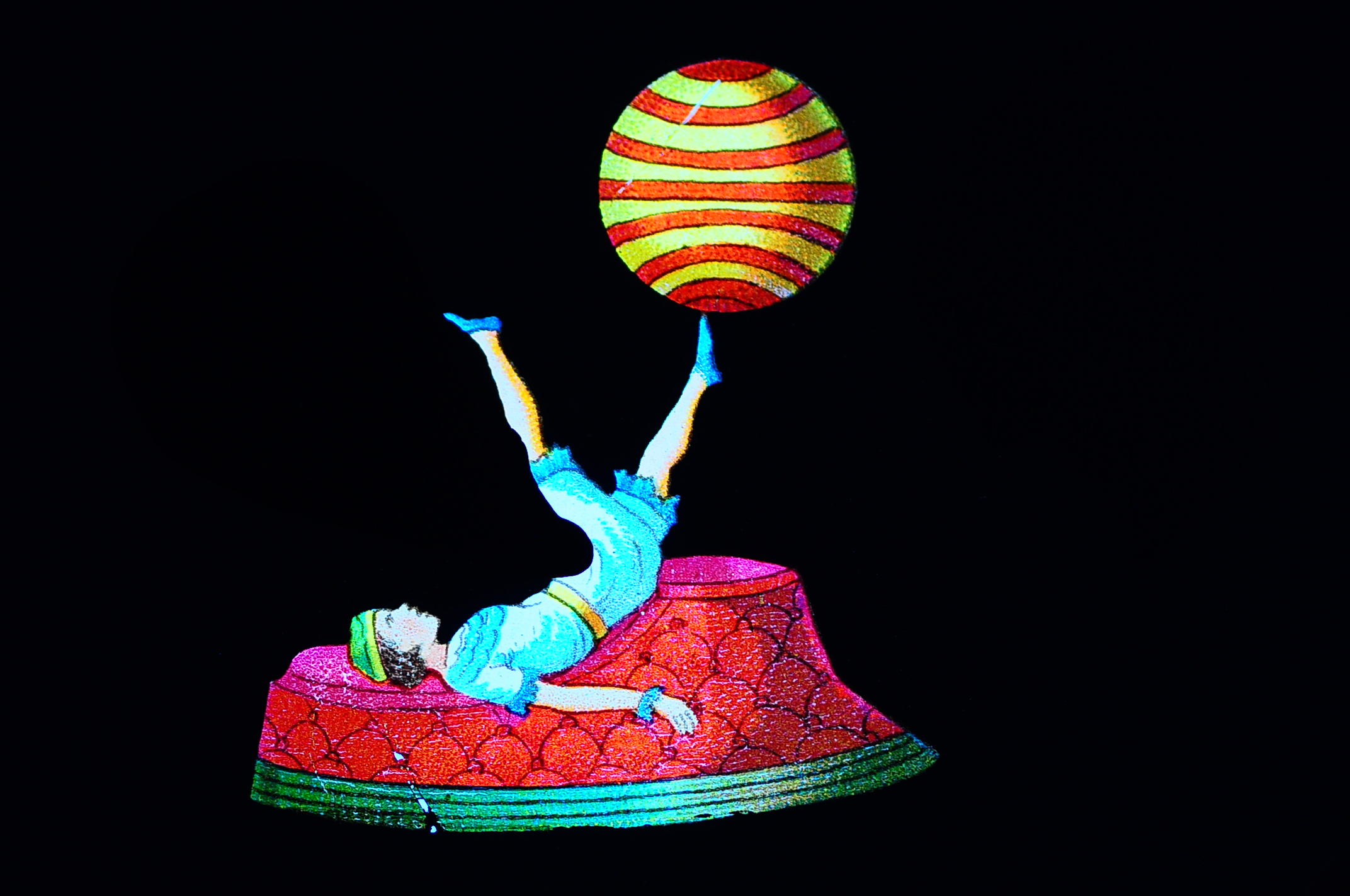 Illustration einer Frau, die mit dem Rücken auf einem Podest liegend einen Ball auf den Füßen balanciert.  
