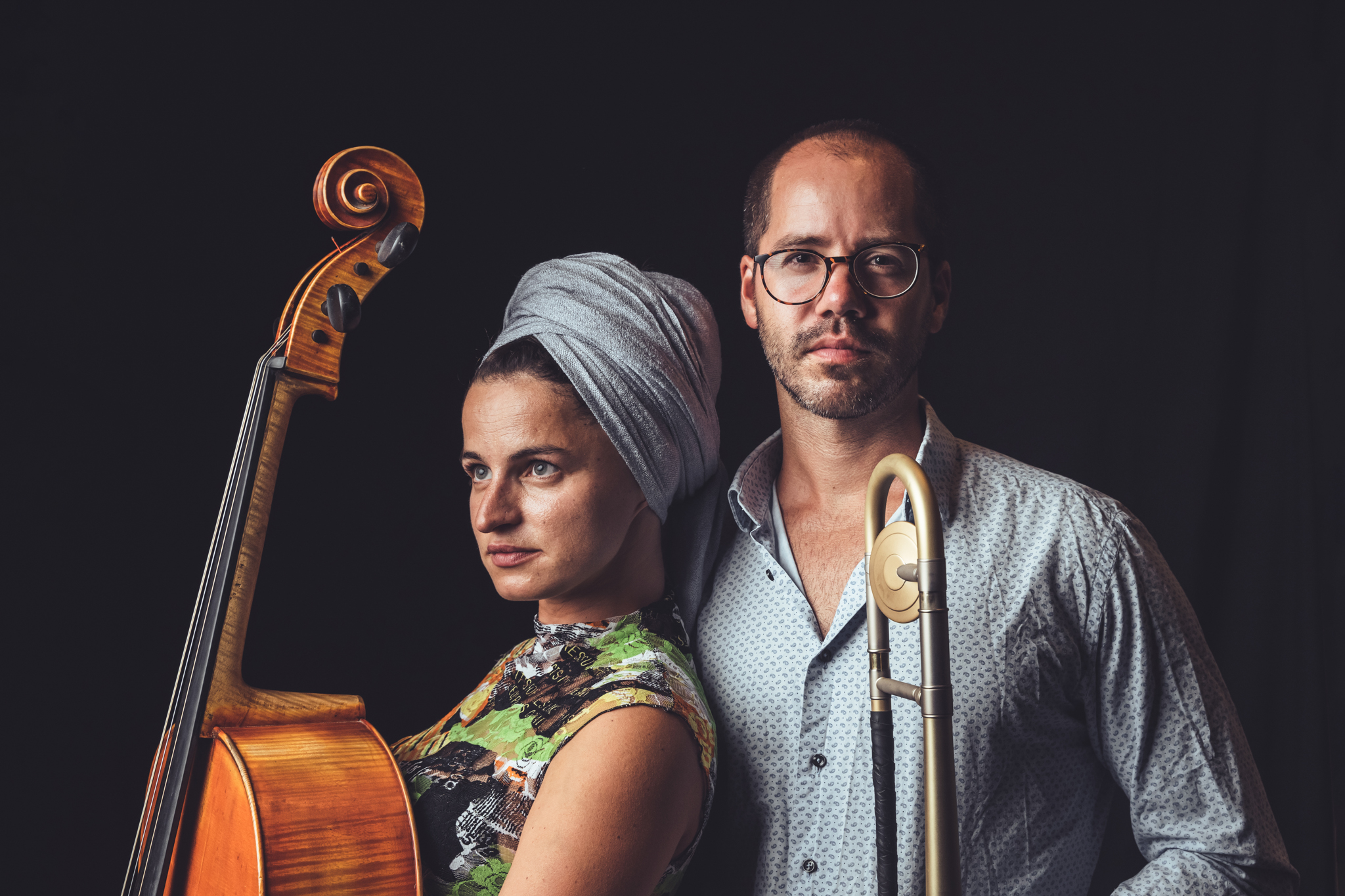 Porträt des Duo deeLinde & Emiliano Sampaio mit Cello und Posaune.