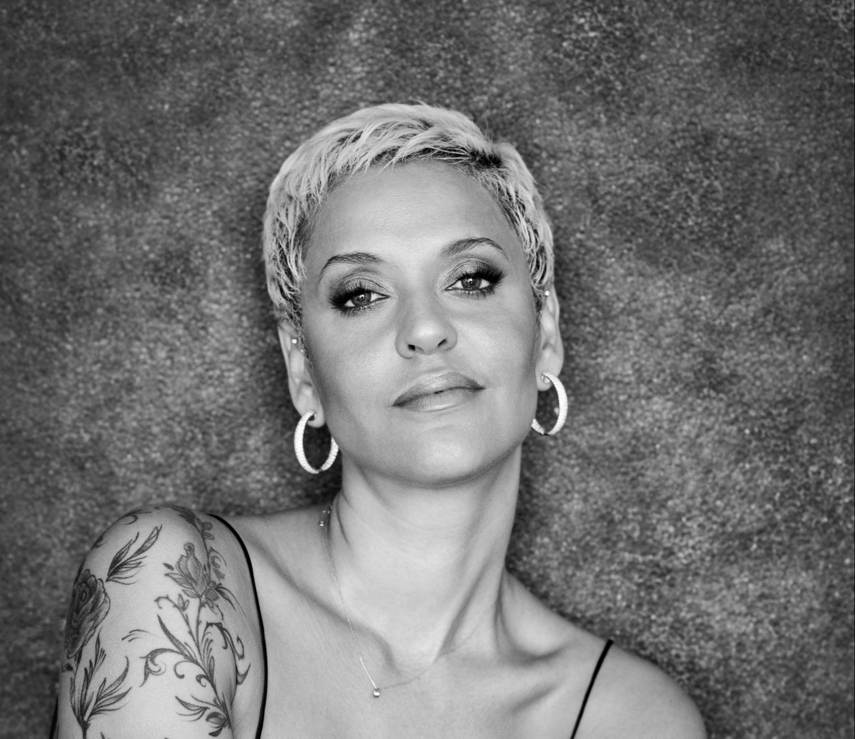 Schwarz-weiß Porträt der portugiesischen Fado-Sängerin Mariza.