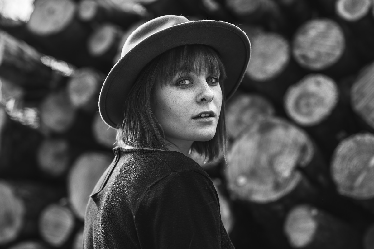 Black and white portrait of the singer with hat.