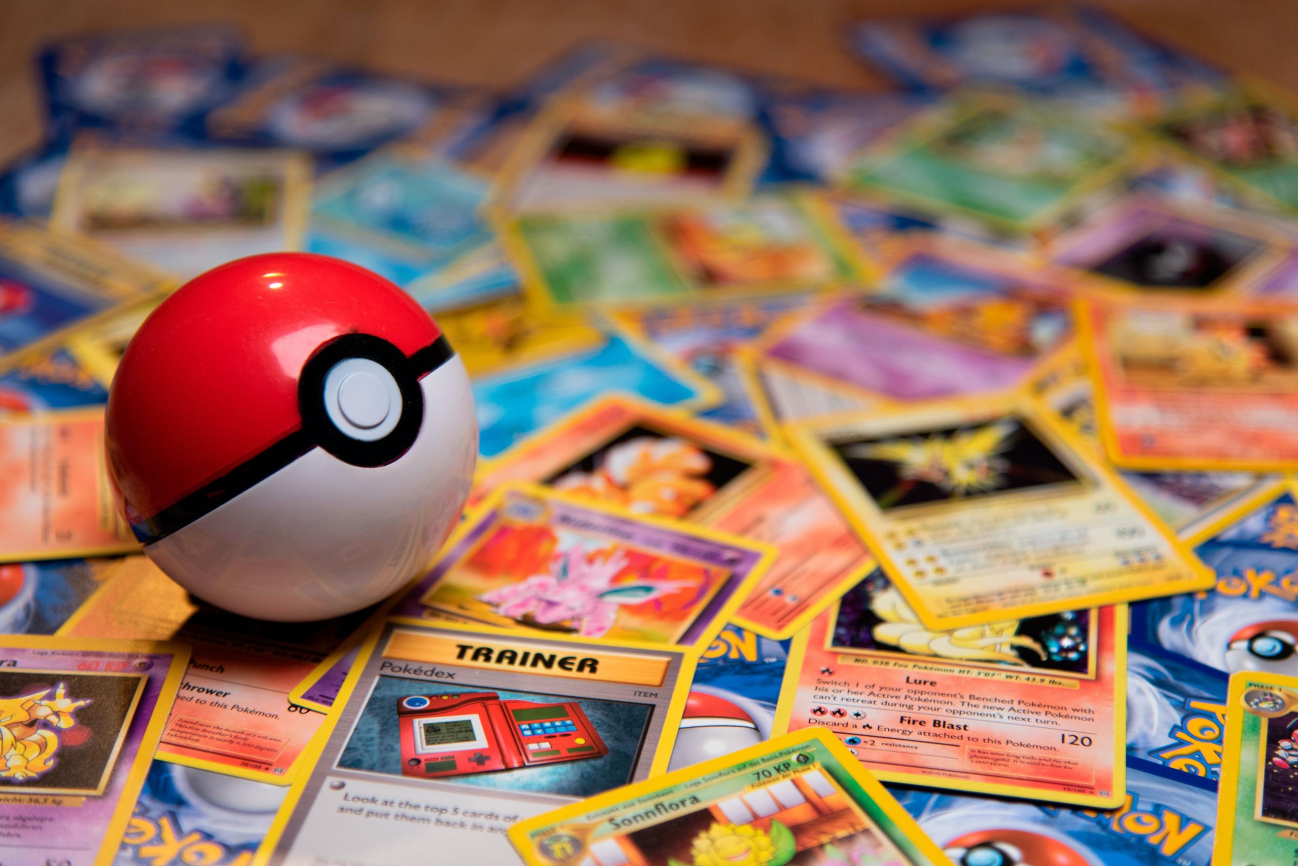 Viele Pokémon-Karten liegen durchmischt auf einem Haufen.