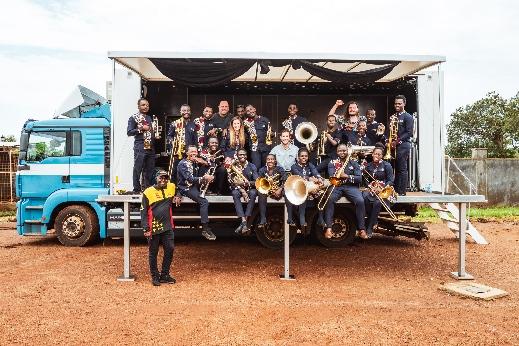 Der Musiktruck Lab Uganda mit einer Brass Band in Bidi Bidi