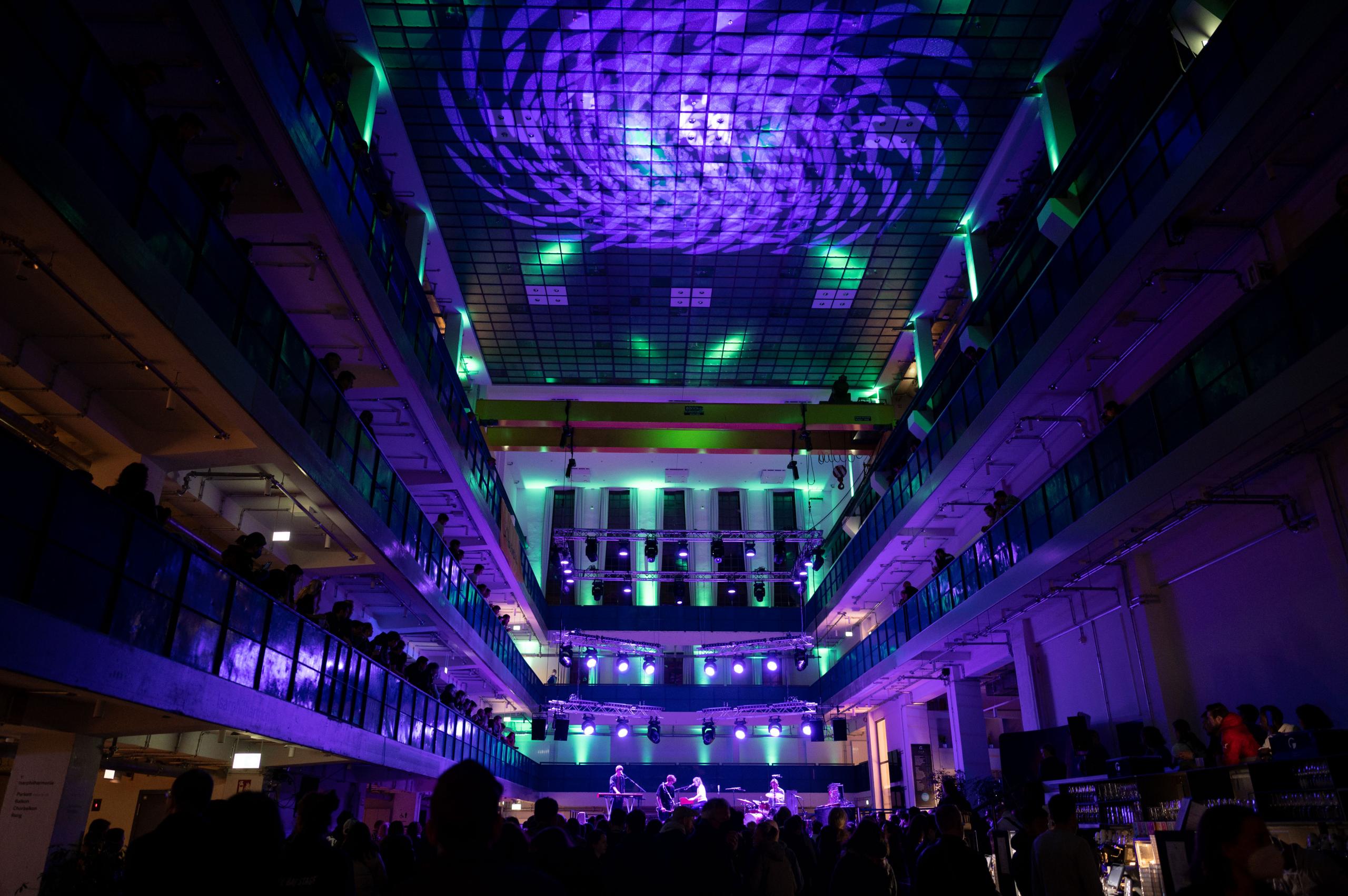 Die Halle E mit stimmungsvoller Party-Beleuchtung in lila-grün beim Isarflux Festival