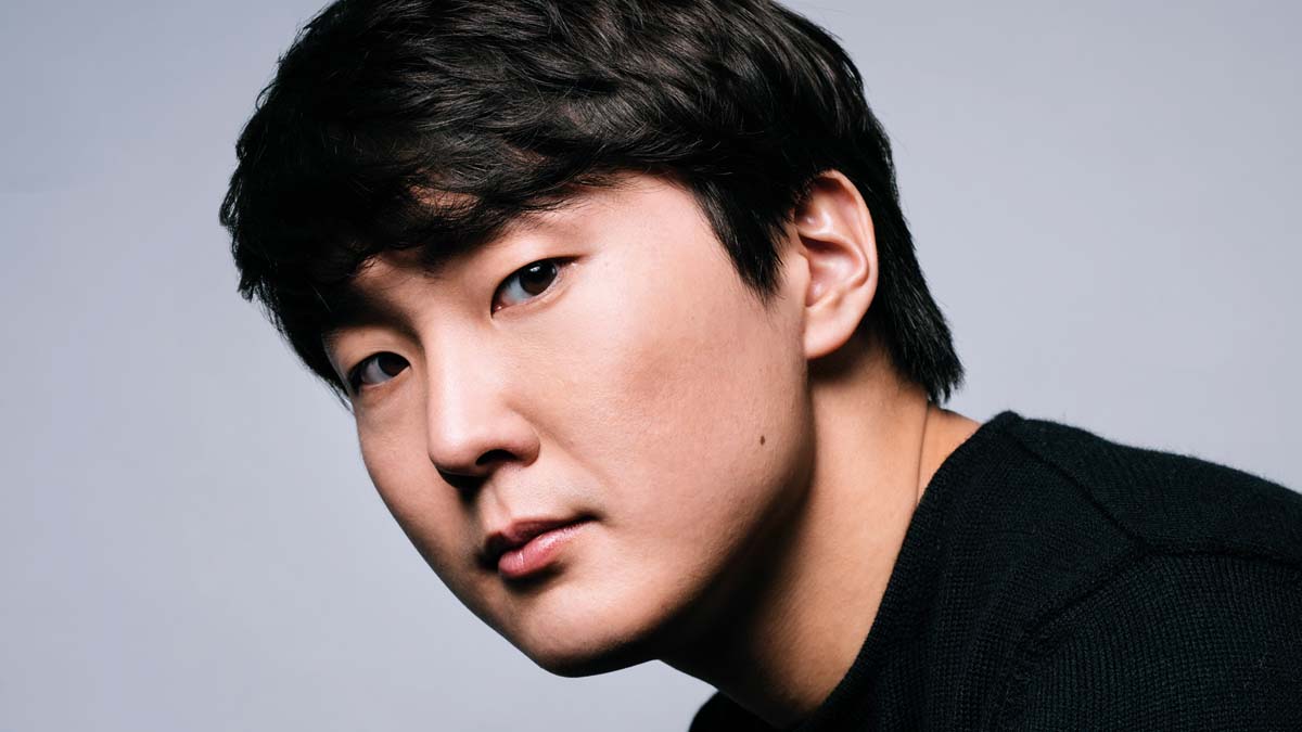 Portrait photo of the pianist Seong-Jin Cho
