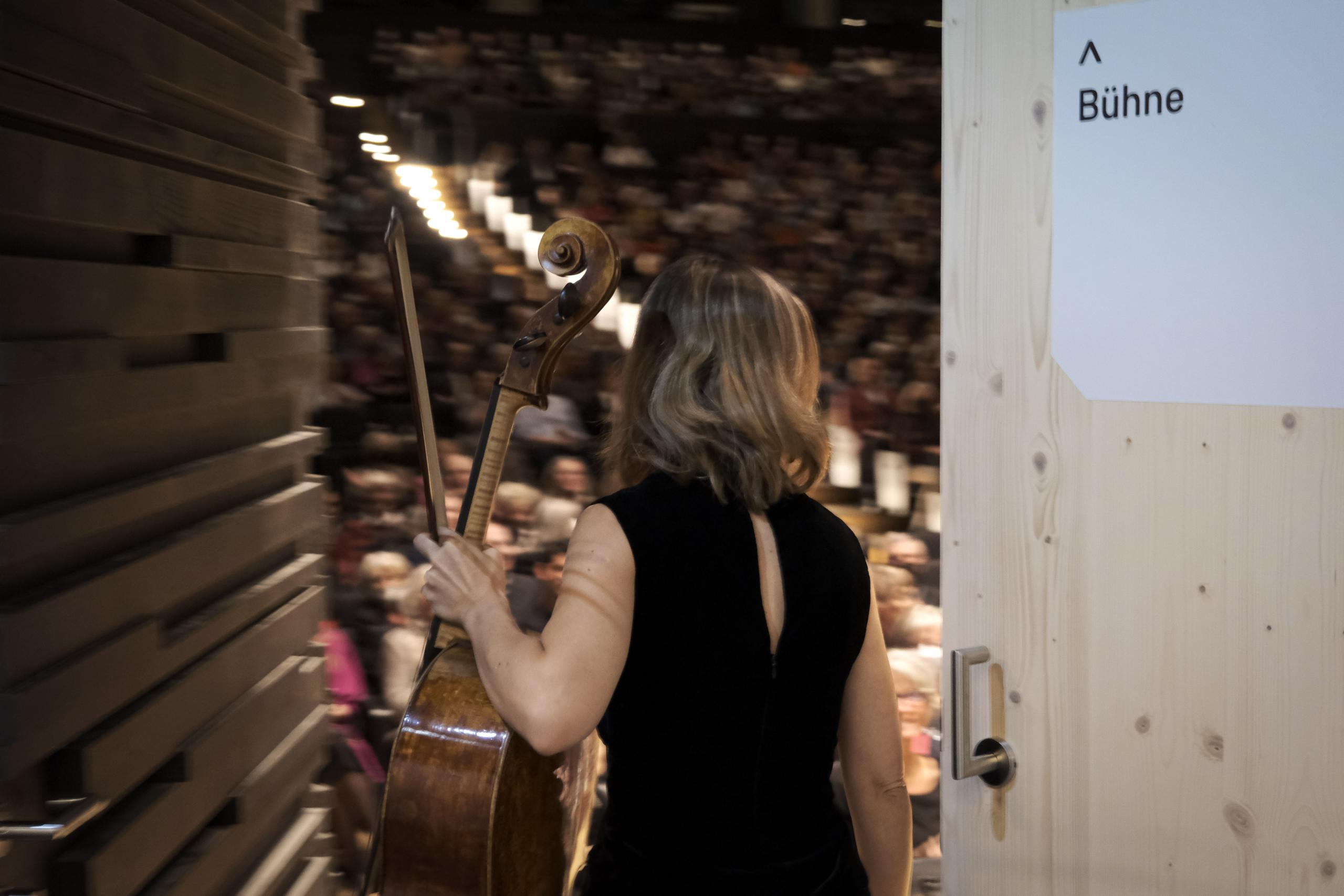 Sol Gabetta enters the stage of the Isarphilharmonie. The audience in the hall is already waiting.
