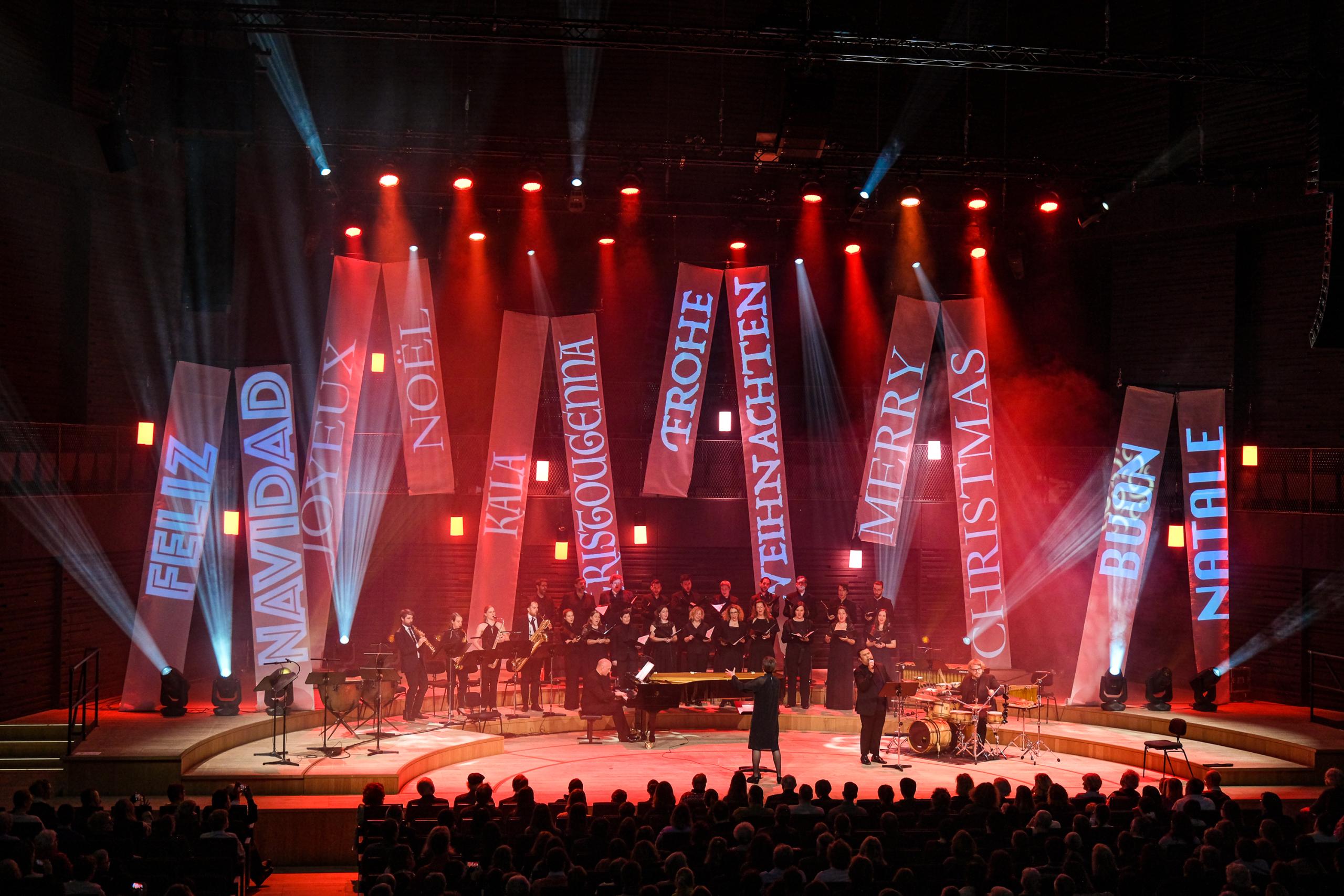 Musicians on the stage of the Isarphilharmonie with Christmas stage design
