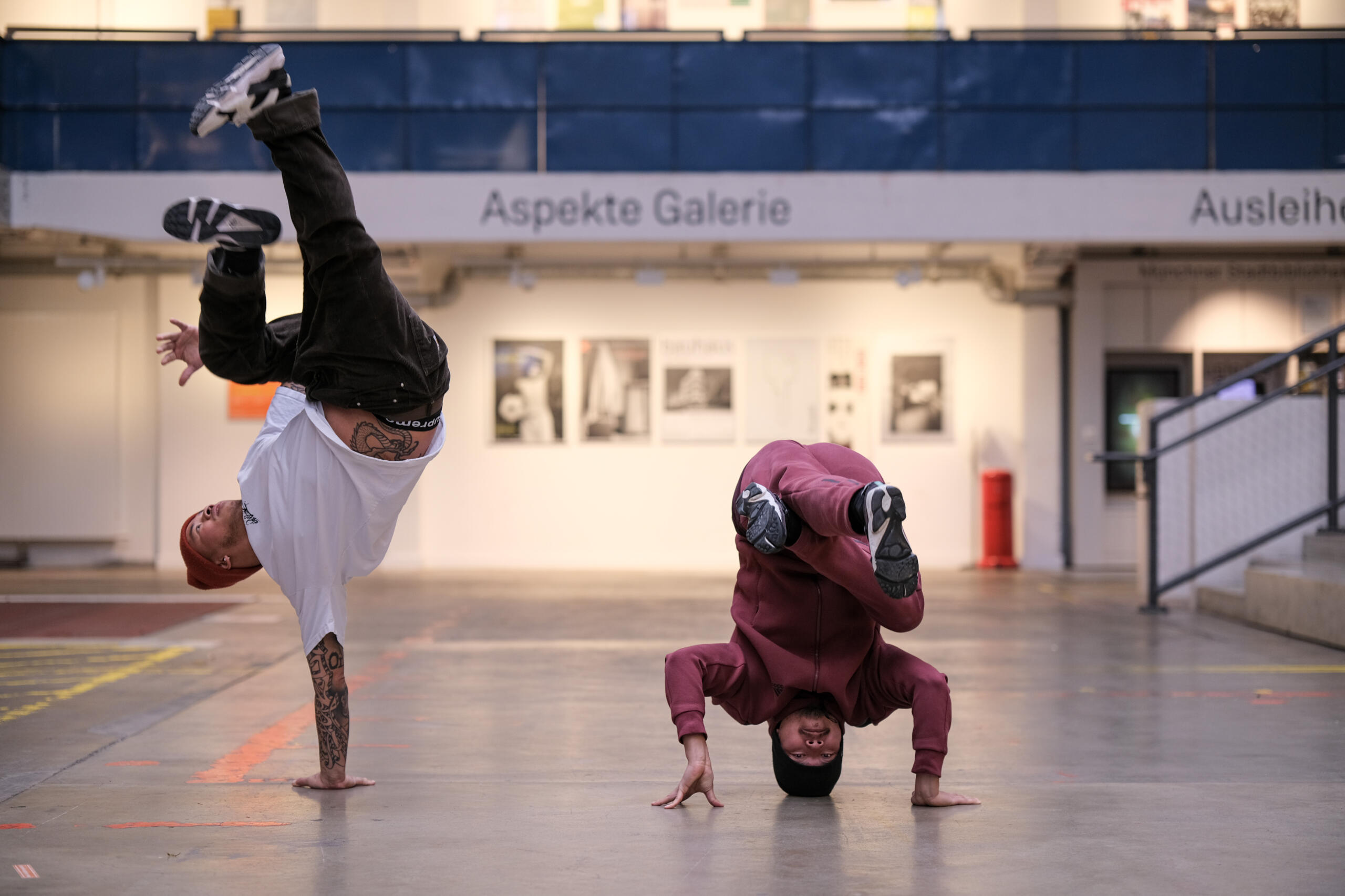 Zwei Breakdancer tanzen in der Halle E akrobatisch.