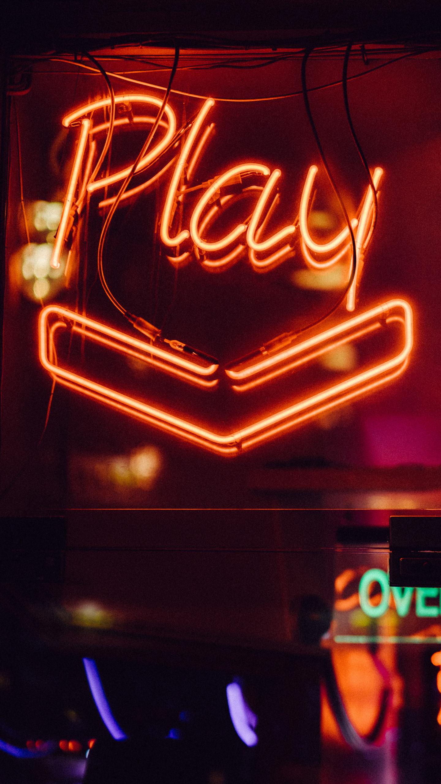 Neonschrift in einem Fenster "Play"