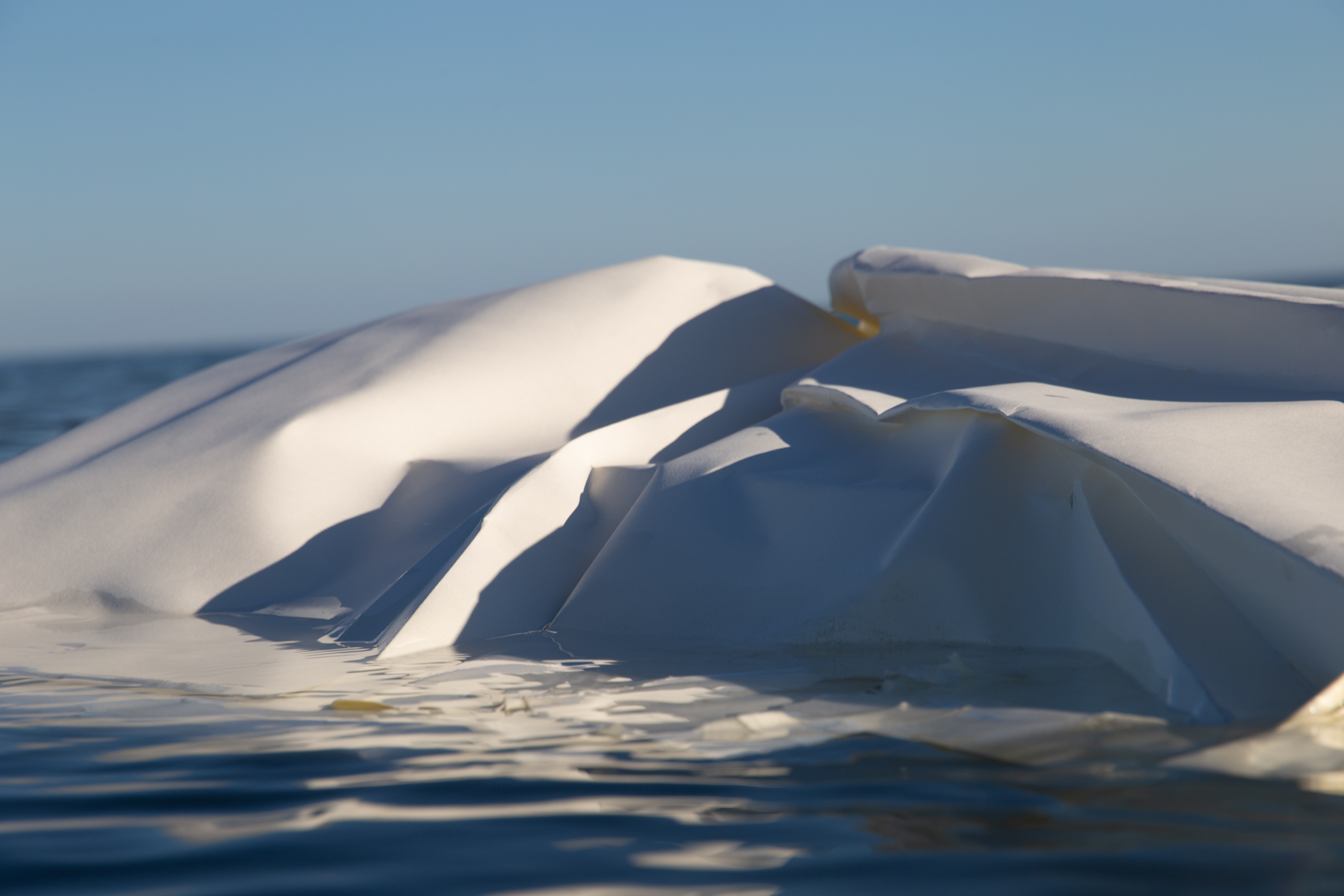 Eine Fotografie, die an Eisberge erinnert, die aber aus gefaltetem Papier sind