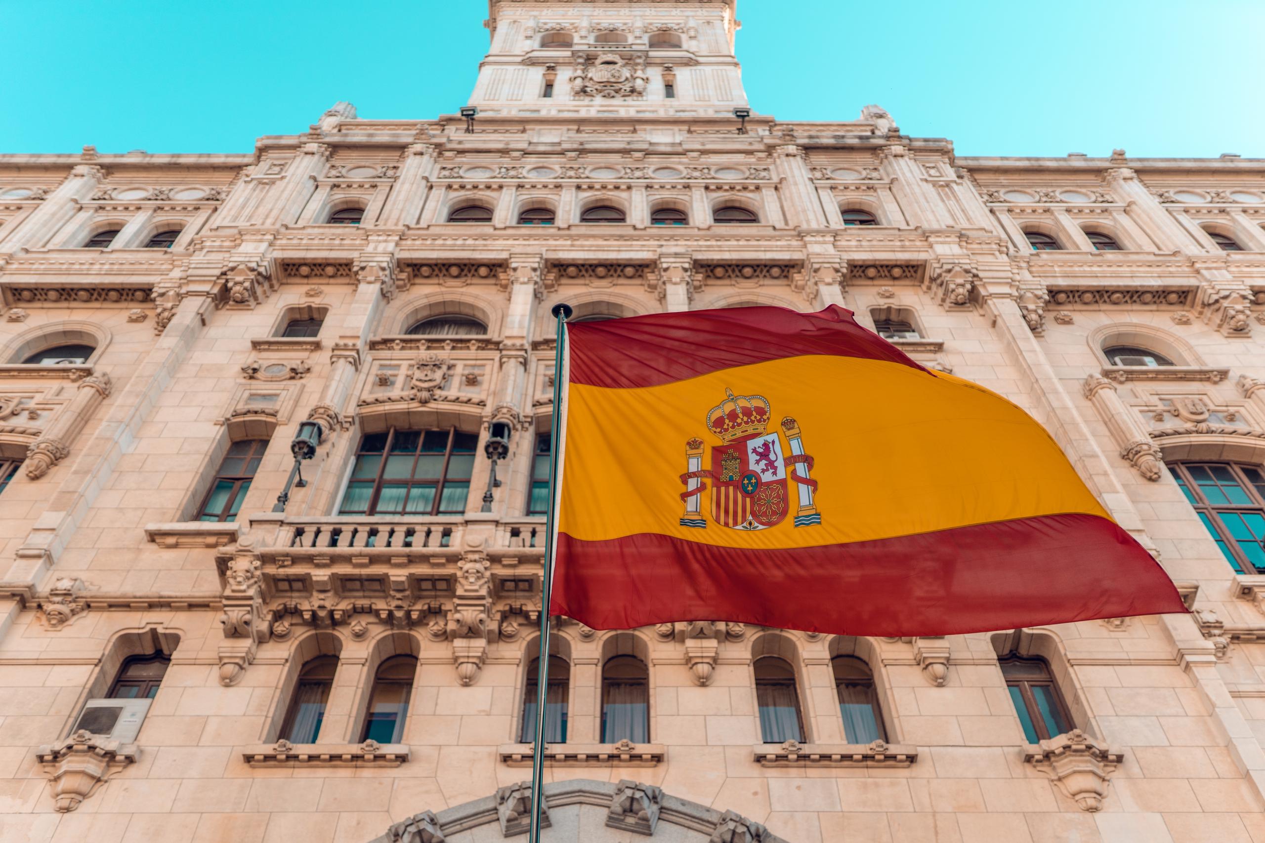 Eine spanische Fahne weht vor dem Gebäude des Prado.