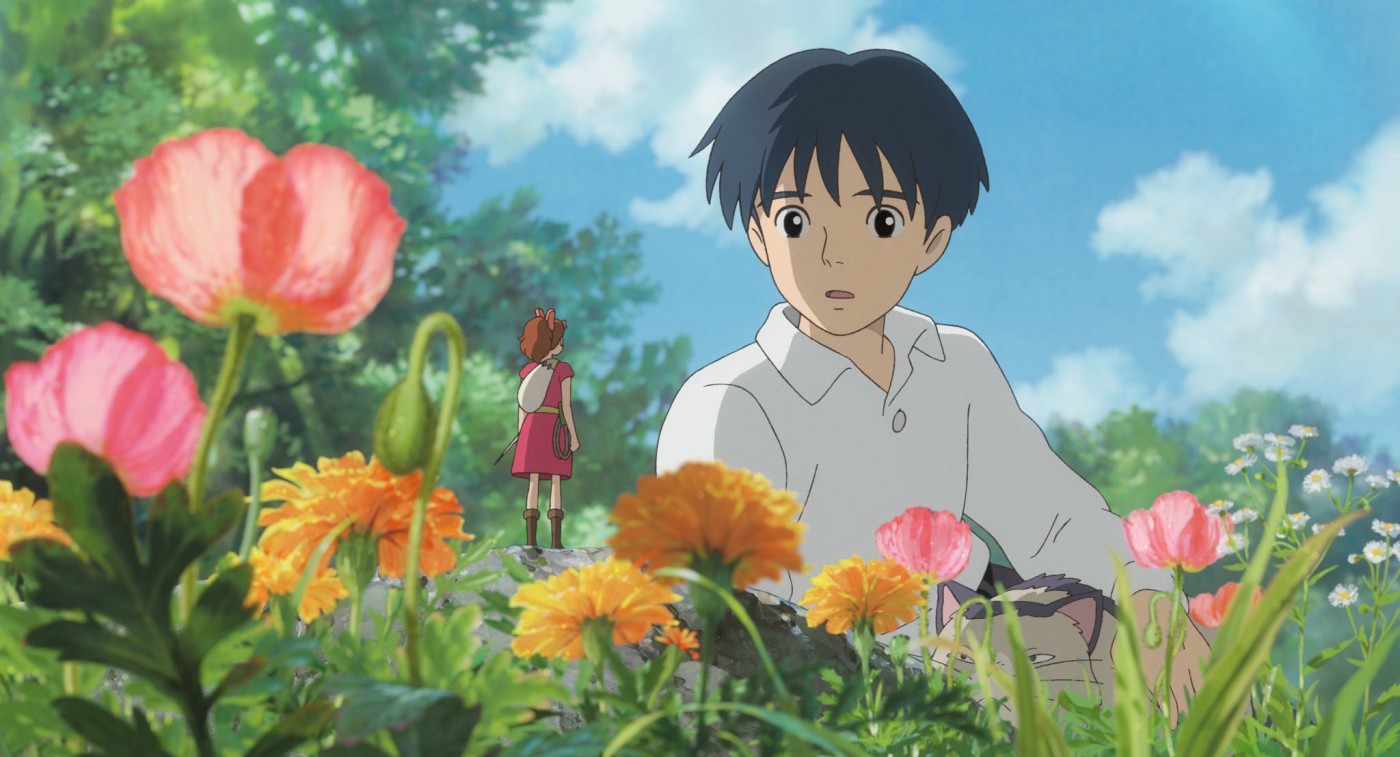 Bild im Anime Stil. Ein Junge kniet vor einem Blumenfeld. Darüber fliegt eine kleine Gestalt in rotem Kleid.
