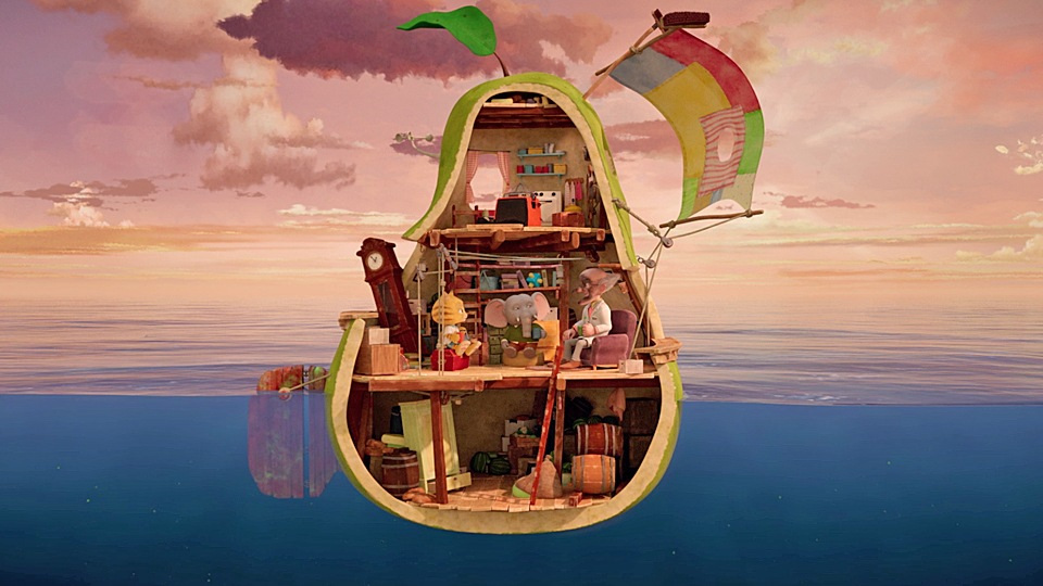 Animation von einer Katze, einem Elefanten und einem Elfen in einer großen Birne, die wie ein Haus eingerichtet ist und auf dem Meer treibt.
